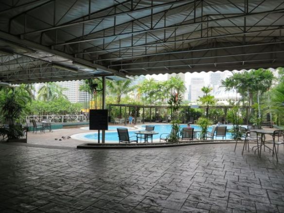 Hotellin uima-allas, jota emme ehtineet testata