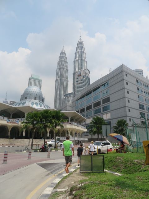 Hotellin etupihalta Petronasille oli vain kivenheitto