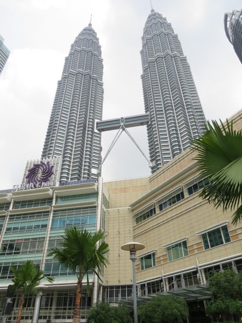 Kaksoistornit kohoavat Suria Mallin katolta