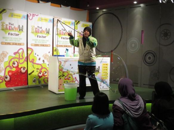 Yksi näytöksistä, jättimäisiä saippuakuplia