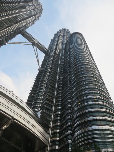 Tornien väliselle sillalle pääsee, mutta liput myydään näköjään aamulla loppuun, ja netistä saa ostaa lippuja vähintään viikkoa aikaisemmin. No, säästyipä iso tukku rahaa...