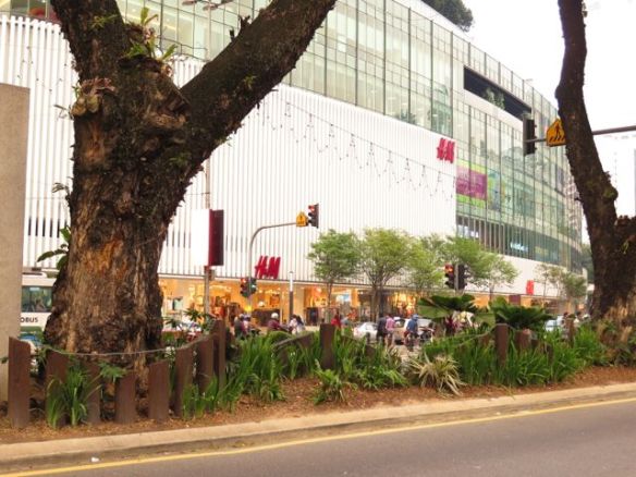 Alkuilta hurahti mukavasti suurimmassa näkemässäni henkkamaukassa. Nyt voidaan laittaa lapsille vuoden aikana pieneksi käyneet vaatteet orpokotiin