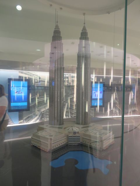 KLCC:n ja Petronasin kaksoistornien pienoismalli