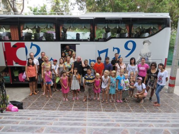 Lähes kaikki retkeläiset samassa kuvassa