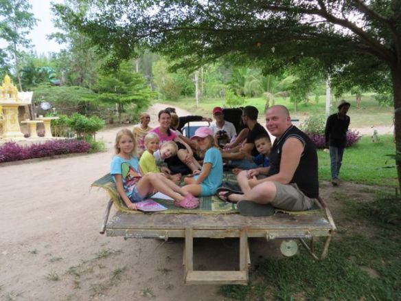 Meille kauempana majoittuville oli järjestetty lava-autokyyti "pääpaikalle"