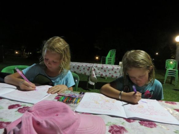 Välillä huilattiin värityskirjojen parissa