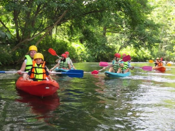 Minulla oli kamera mukana, mutten uskaltanut ottaa sitä virtapaikoissa esiin. Koulun facebook-sivuilta löytyy videoita koskenlaskusta!