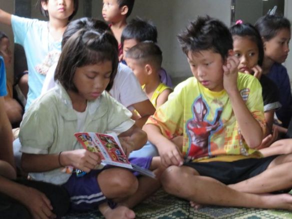 Vein jälleen lapsille edelliskerralla ottamiani kuvia paperisina, ja niistä oltiin taas kovin ilahtuneita