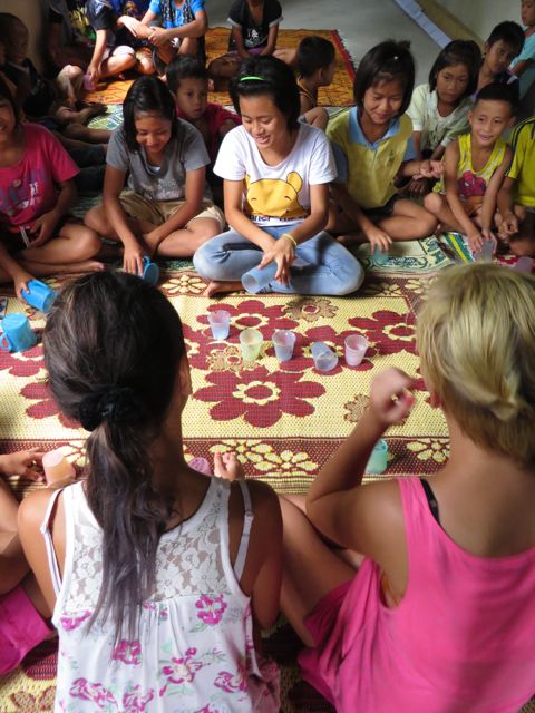 Tytöt opettivat kuppirytmin orpokodin lapsille