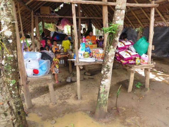 Katos täyttyi jälleen ruuasta ja tavarasta