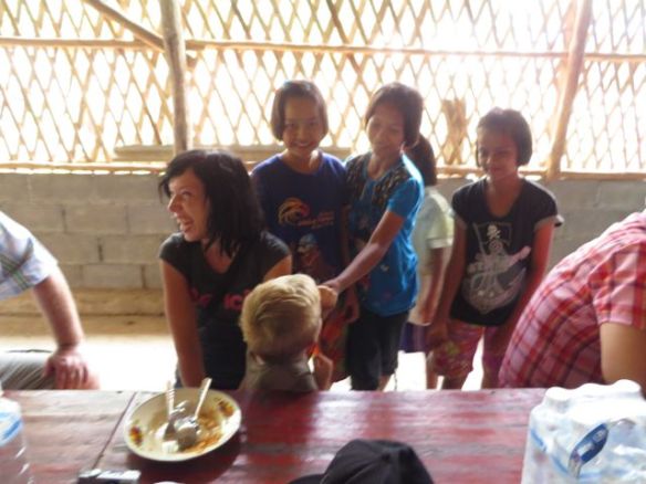 Pienet pellavapäät ihastuttivat tyttöjä