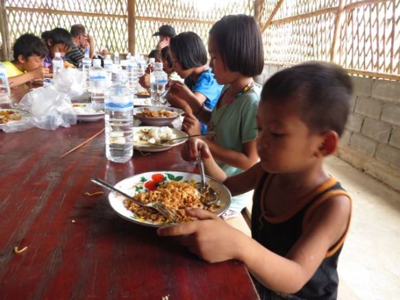 Isäntämme antoivat meidän ruokailla ensin, varmistaakseen että ruokaa riittää kaikille!
