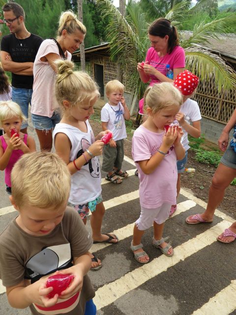 Lähdimme katsomaan parin sadan metrin päässä sijaitsevia lasten makuutiloja jälkiruokamehujäätelöitten kanssa