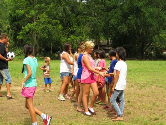 Sitten alkoi ystävyysottelu. Alkukättelyt menossa