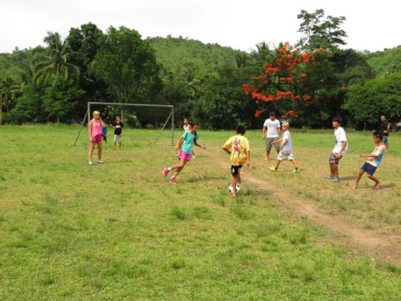 Peliä ei voi hyvällä tahdollakaan sanoa tiukaksi... mutta Pattayan Suomalainen koulu puolusti urheasti kunniaansa paahtavassa helteessä! Vastapuoli oli harjoitellut päivittäin eikä kenkien puutekaan haitannut. 7-0 voiton soi kyllä heille!