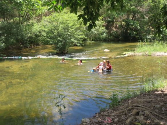 Muut nautiskelivat sillä aikaa joen viileydestä