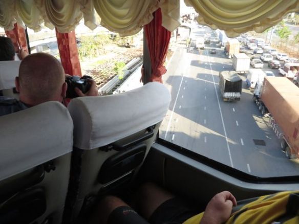 Hei me lennetään..! Bangkokin kansitiet kulkevat välillä tosi korkealla!