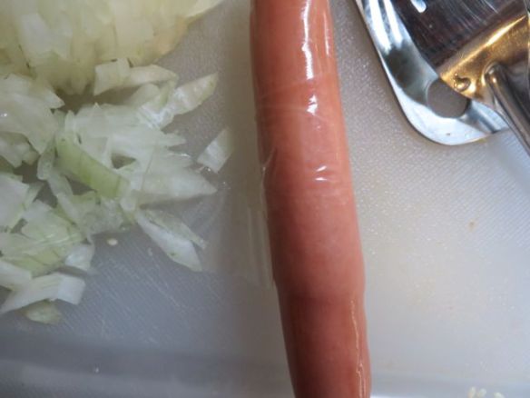 Muovikuorisia nakkeja. Oikeasti muovikuorisia, eli ne pitää kuoria. Yritetty on myös syödä kuorimatta. Muunlaisia ei olla löydetty.