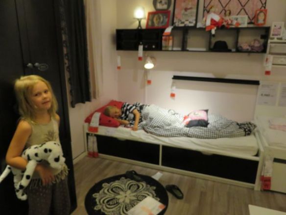 Ei jäänyt montaa koemakaamatonta sänkyä siihen Ikeaan