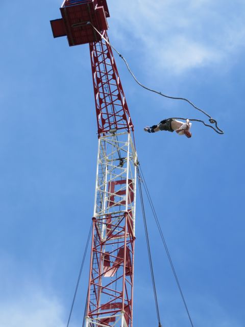 Pukemisen aikana ihmeteltiin benji-hyppääjiä