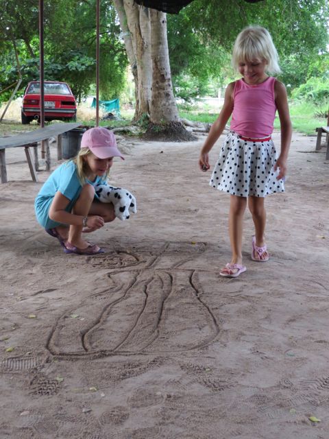 Pienet keksivät pelin ajaksi muuta puuhaa