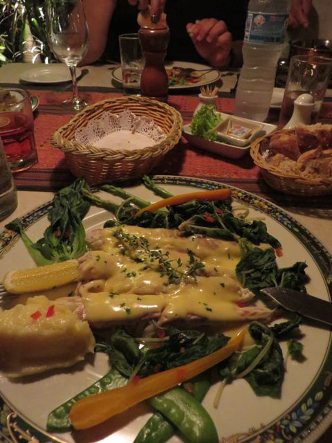 Sea Bass tuotiin ensin näytille kokonaisena, sitten näin kauniisti pinaatilla ja herkullisella kastikkeella ja vihannesmuussilla höystettynä