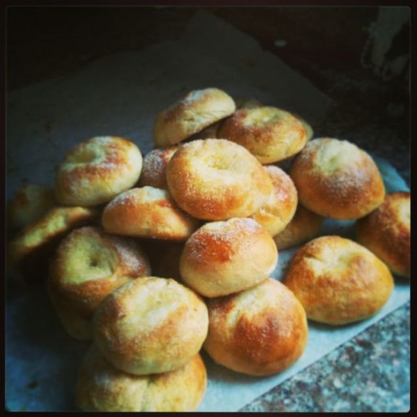 Iso kasa hupeni äkkiä: pulla maistui oman perheen lisäksi ystäville sekä naapureille