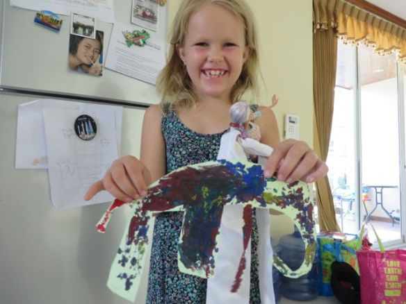 Lasten taideteoksista osa pakattiin mukaan ja osa päätyi roskiin -mutta kaikki ikuistettiin ensin kameraan!