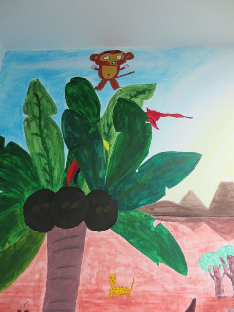 Vepun punainen lintu. Jokainen oppilas on maalannut viime vuosien aikana jotain