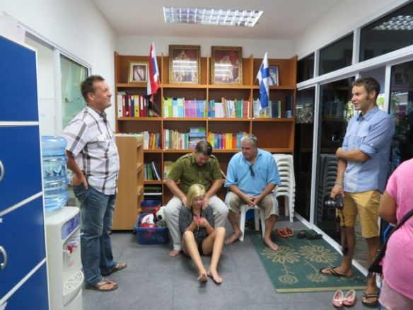 Odotellaan juhlan alkua koulun eteisessä