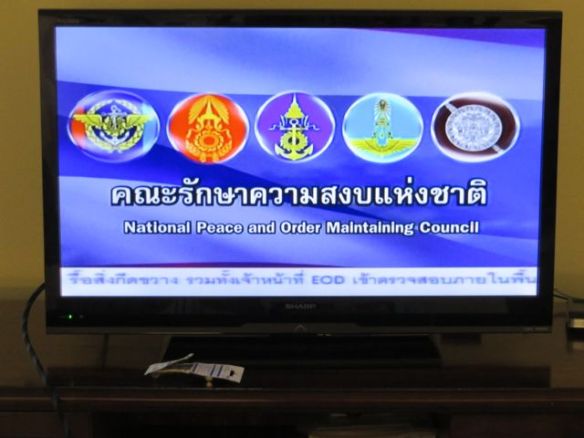 Armeijan vallankaappaus ei näkynyt katukuvassa mitenkään, paitsi toki öisenä ulkonaliikumiskieltona klo 22-05. Televisiosta tuli useimmilta kanavilta varsin yksitoikkoinen ohjelma, ja nettiyhteydet takeltelivat myös aika lailla.