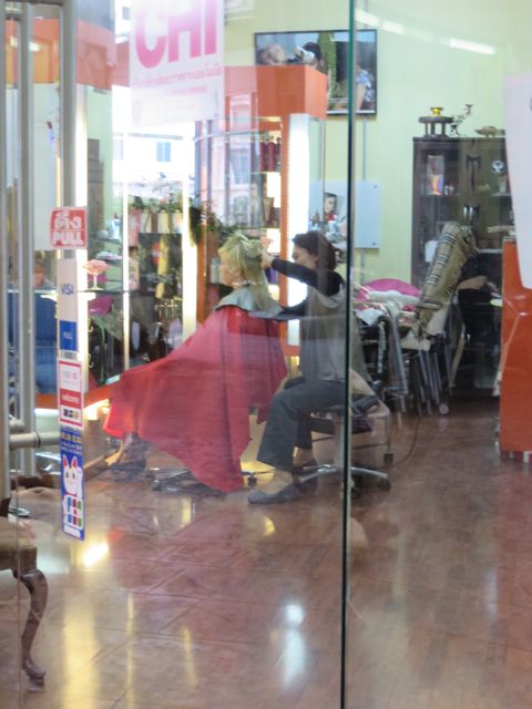 Tytöt kävivät Avenue Mallissa kampaajalla leikkauttamassa auringon hapertamat hiustenlatvat pois