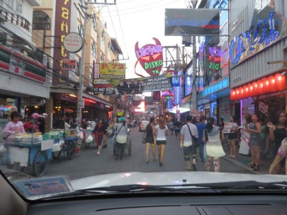 Viimeinen ajelu pahamaineisen Walking Streetin kautta. Ilmeisesti öisestä ulkonaliikkumiskiellosta johtuen yrittäjät olivat varsin aikaisin liikkeellä