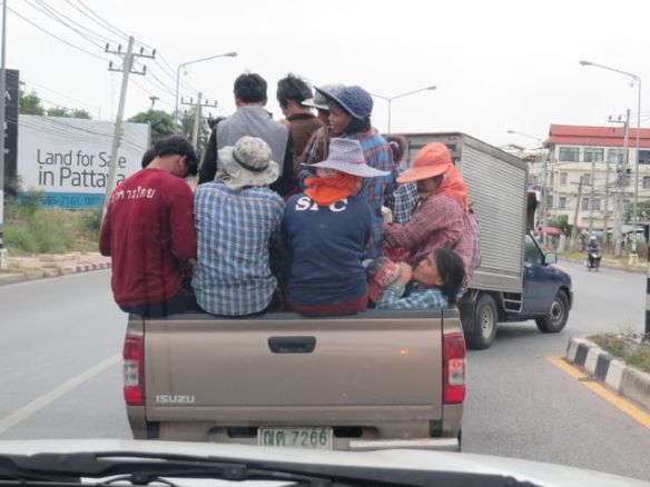 Paluumatkalla ihmettelimme taas yhtä tyypillistä työpaikkakuljetusta