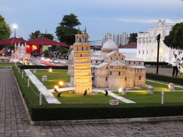 Löytyi paljon tuttuja, omin silmin nähtyjä rakennuksia maailmalta