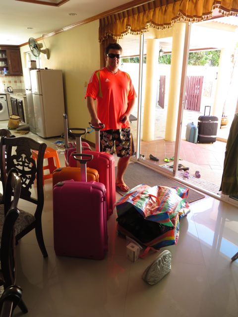 Lopulta meillä oli 7 suurta matkalaukkua, joista lähes kaikki maksimipainoisia eli hiukan alle 23 kg, ja lisäksi isot käsimatkatavarat kaikilla