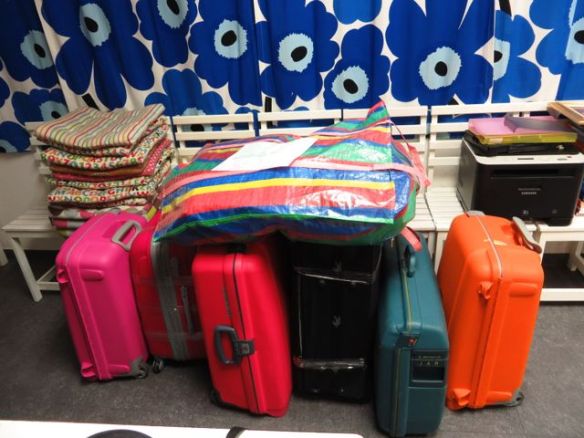 Isot matkalaukut jäivät koululle odottamaan Suomen-lentoa. Loppuajan joudumme pärjäämään käsipakaaseihin pakatuilla tavaroilla