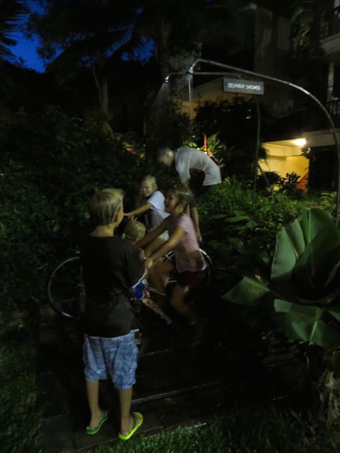 Lopuksi tietysti pupujen rapsuttelua sekä kastuminen polkupyöräsuihkussa!