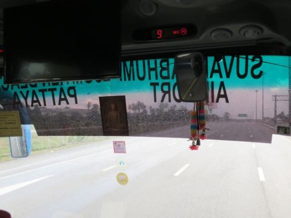 Oliko lie symbolista, mutta taivaskin alkoi itkeä lähtiessämme Pattayalta...=)