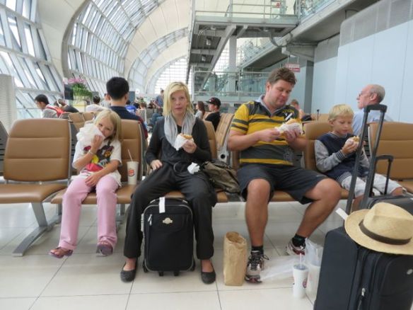 Bangkokissa Suvarnabumin lentokentällä tankkausta Burger Kingin take-awaylla