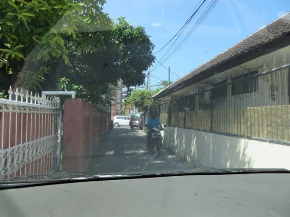 Tyypillinen katu Kutassa, vastaantulija olisi merkinnyt pitkää peruutusta