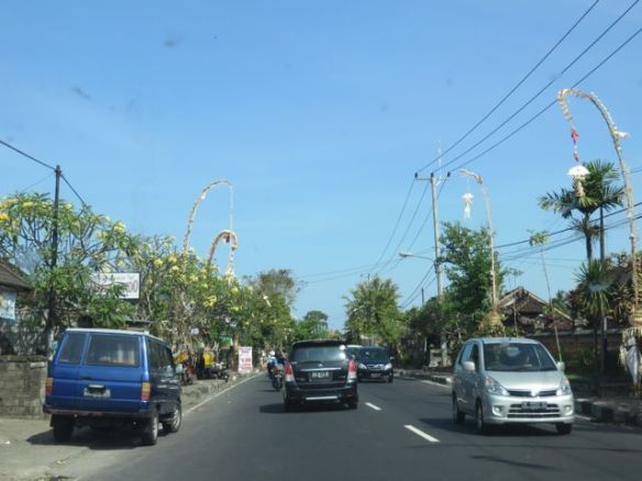 Kadut ovat kaikkialla kapeita ja vain yksi kaista/suunta. Nopeus sekä kaupungissa, että maaseudulla on n. 20-30 km/h tukkoisten teiden ja kaupungin liikennevalojen vuoksi