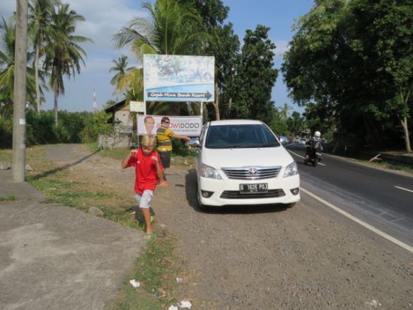 Pysähdys paikallisella sekatavarapuodilla. Tätä ennen olimme jo pysähtyneet ostamaan kojusta paikallisen PrePaid-liittymän ja sim-kortin. Google Maps toimii täällä hyvin vaihtelevasti, päinvastoin kuin Thaimaassa