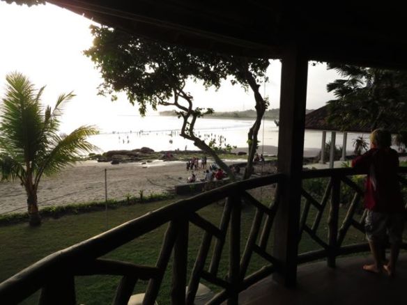 Villan avo-olohuoneesta näkymä suoraan merelle