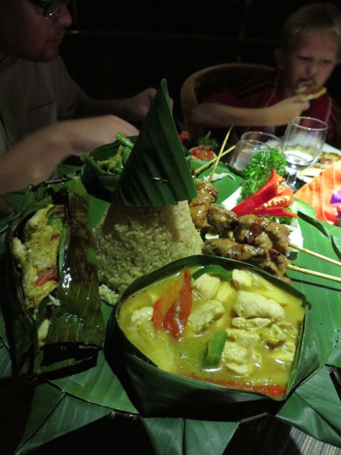 Illallisella tyypillisiä indonesialaisherkkuja, jotka muistuttavat aika lailla thairuokaa