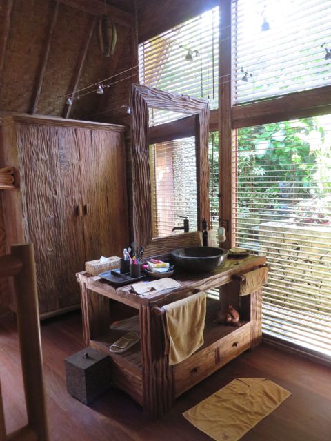 Isomman kylppärin etummainen huone, ikkunoissa ei ole laseja eli ulkotilaa