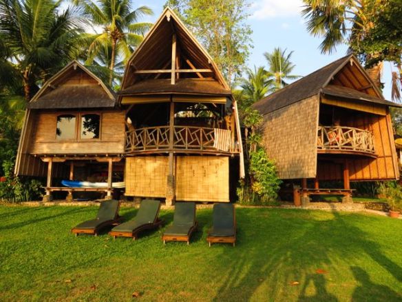 Meidän villa. Keskellä olkkari ja sivuilla erilliset makuuhuonekompleksit