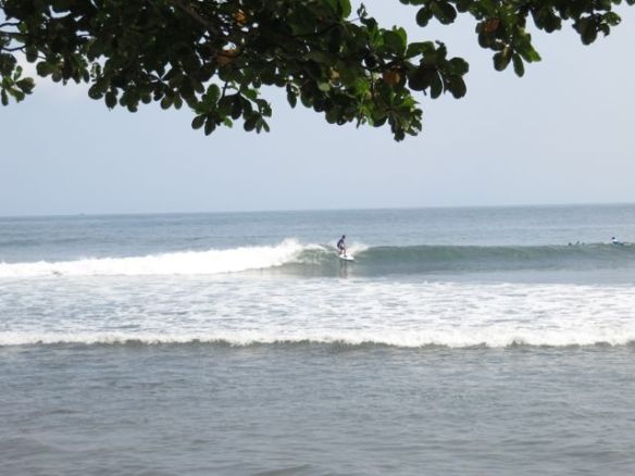 Läheisellä ----- rannalla ihailimme surffareiden taitoja
