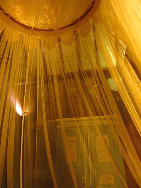 Minun yöllinen maisemani... Hyttysverkon suojissa, vaikkei hyttysiä juuri ollutkaan, kuunnellen valtaisaa pauhuntaa pimeällä merellä