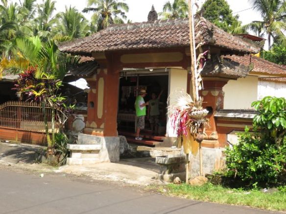 Opasteita oli pienillä vuoristoteillä niukanlaisesti, mutta ystävälliset ihmiset neuvoivat oikeaan suuntaan